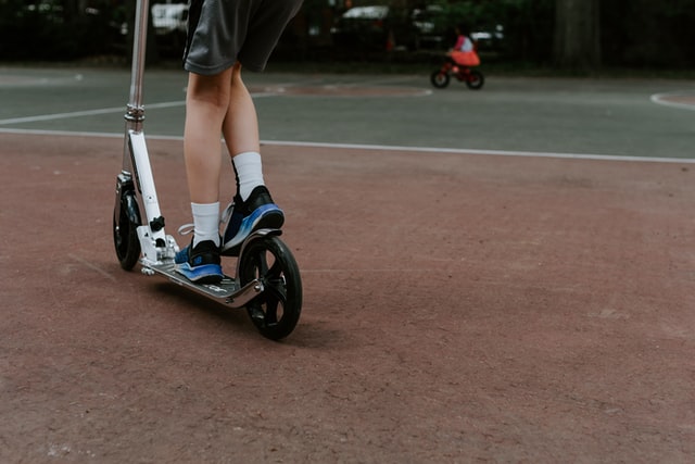 La trottinette adulte : un bon moyen de circuler et d’économiser en voyage